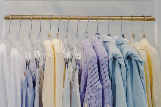 Portant contenant plusieurs vêtements de couleurs