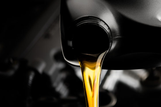 Découvrez comment nettoyer une tache d'huile de moteur grâce à cette astuce utilsant du vinaigre ménager à 14° et du savon noir