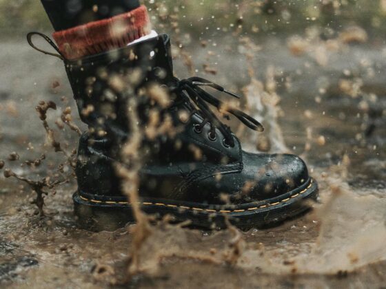 Pied qui marche dans une flaque de boue
