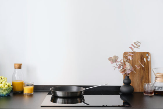 Comment nettoyer une plaque de cuisson à induction ou en vitrocéramique ?