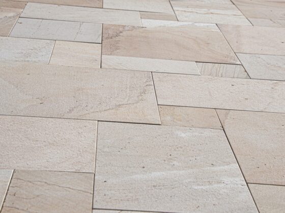 Image d'un carrelage ancien d'extérieur