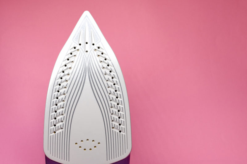 Comment nettoyer la semelle d'un fer à repasser ?