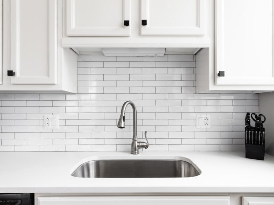 Comment ôter des traces de silicone sur un évier en inox ?