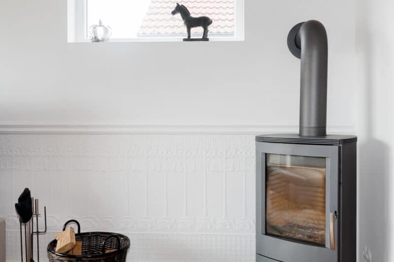 Comment nettoyer des traces grasses sur un poêle à bois en acier ?