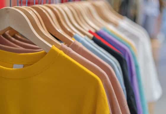 Comment faire partir une odeur d'emballage plastique sur des vêtements ?