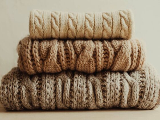 Image de 3 pulls marrons empilés
