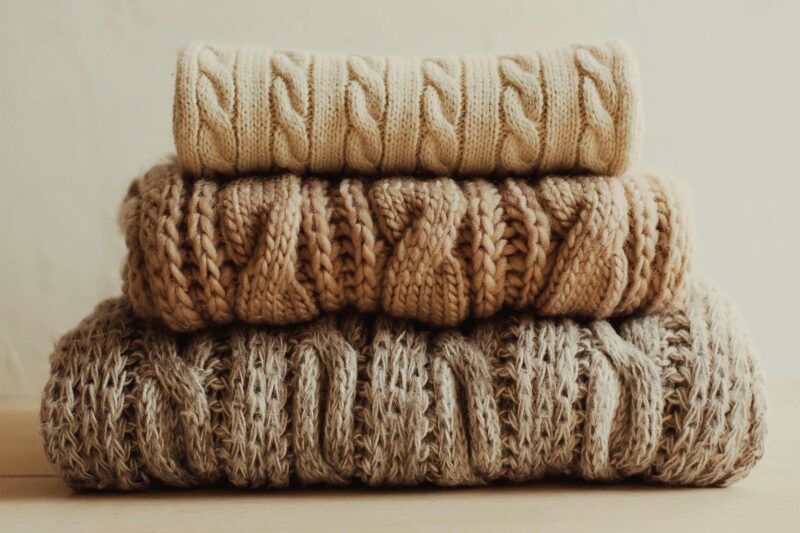 Image de 3 pulls marrons empilés