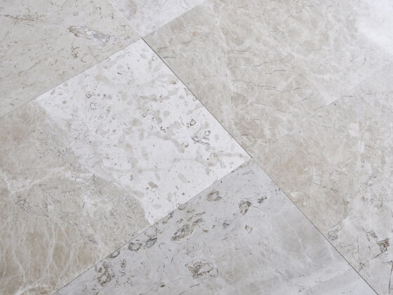 Nettoyer un sol en marbre clair