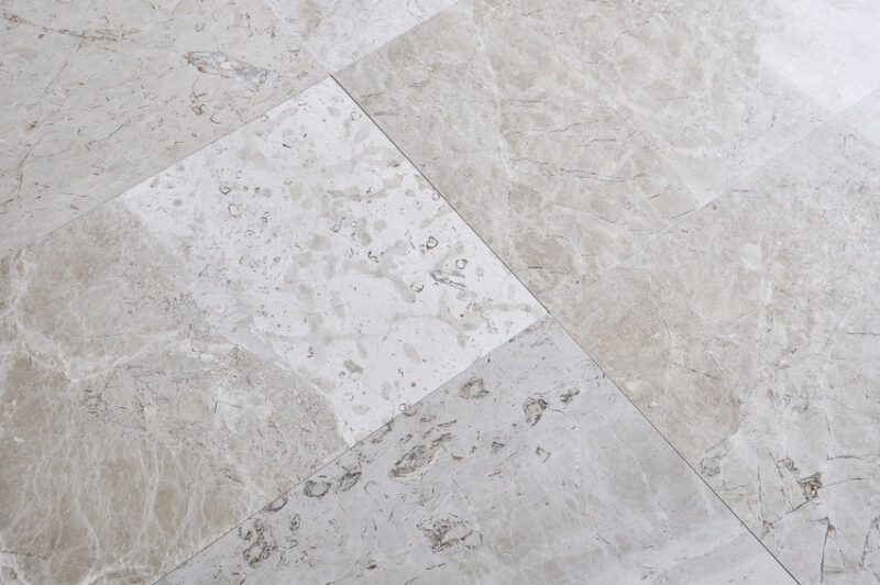 Nettoyer un sol en marbre clair