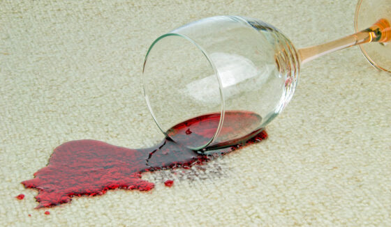 Nettoyer une tache de vin sur de la moquette