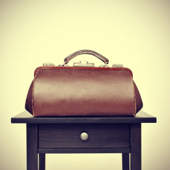 Enlever des taches de moisi sur un sac en cuir