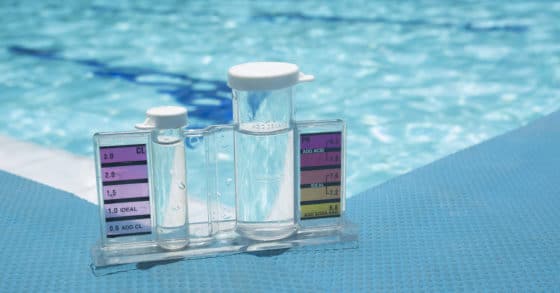 Comment abaisser le pH de l'eau de piscine ?