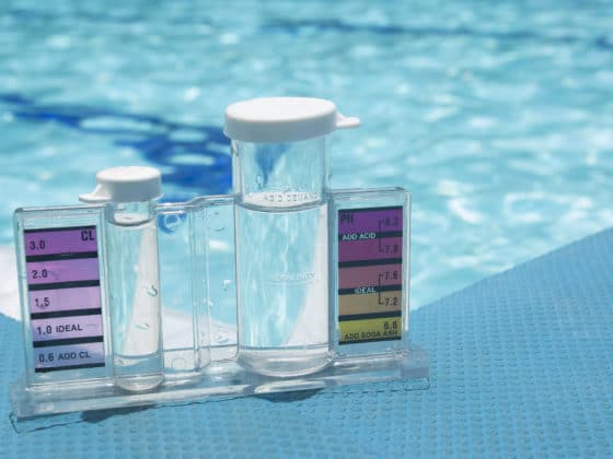 Comment abaisser le pH de l'eau de piscine ?