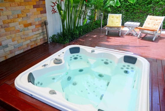 comment nettoyer des traces de moisissure dans une piscine ou un spa en PVC ?
