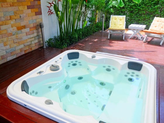 comment nettoyer des traces de moisissure dans une piscine ou un spa en PVC ?