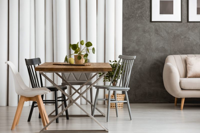 Comment nettoyer une table en bois verni ?