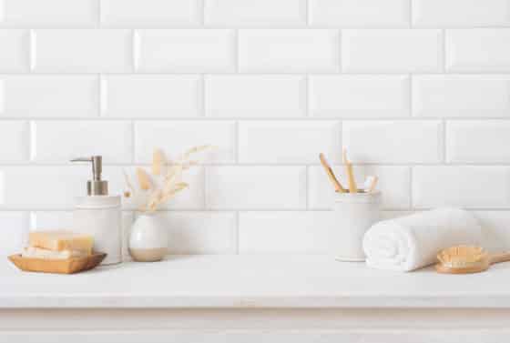Comment nettoyer des joints de carrelage de salle de bain jaunis ?