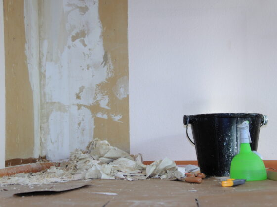 Comment décoller du papier peint sans décolleuse à vapeur ?