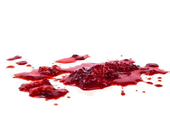 Comment nettoyer des traces de fruits rouges sur un plafond ou un mur peint ?