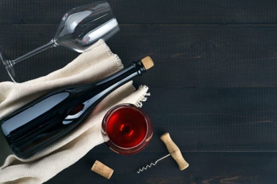 Comment enlever des traces de vin rouge sur un tissu blanc ou clair ?