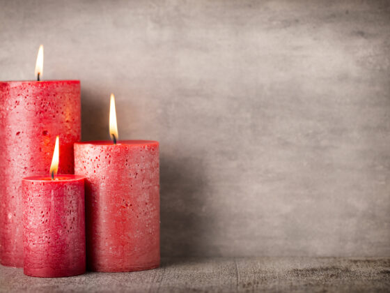 Comment retirer de la cire de bougie sur un meuble en bois ?