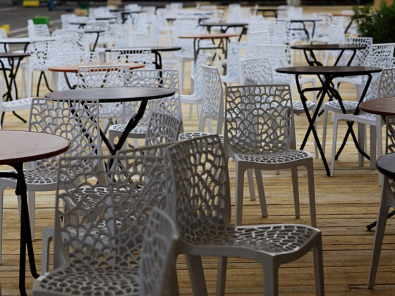 Comment nettoyer des moisissures sur un meuble en plastique ?