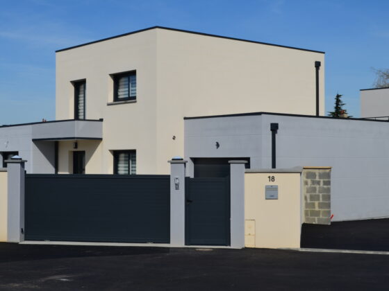 Comment enlever des traces de mortier colle sur du crépi ?