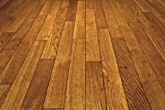 Astuce rapide : comment retirer une tache de vernis à ongle sur du parquet ?