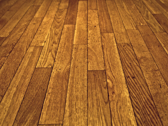 Astuce rapide : comment retirer une tache de vernis à ongle sur du parquet ?