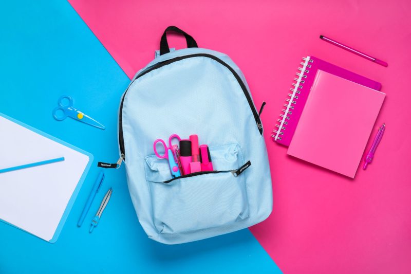 Comment nettoyer des traces de stylo sur un sac en tissu synthétique ?