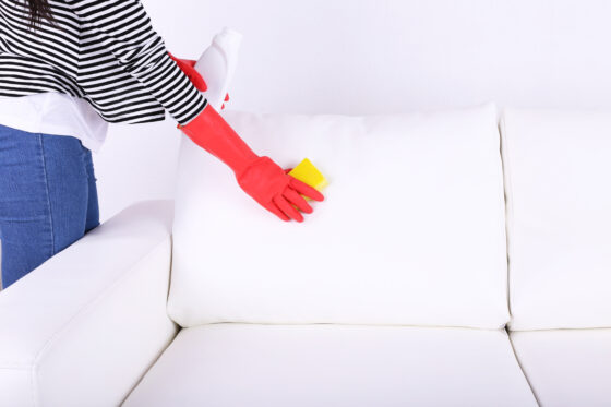 Comment enlever des traces de jean déteint sur un canapé en simili cuir blanc ?