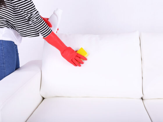 Comment enlever des traces de jean déteint sur un canapé en simili cuir blanc ?