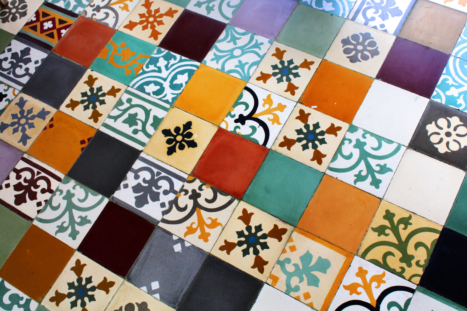 Faire briller des carreaux de ciment peint anciens devenus ternes et poreux