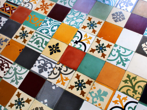 Faire briller des carreaux de ciment peint anciens devenus ternes et poreux