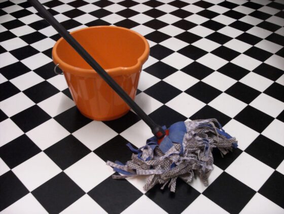 Nettoyer une tache d'huile sur du lino