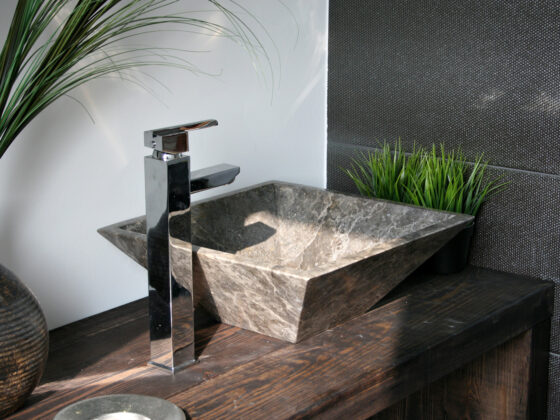 Comment faire disparaître des traces de calcaire sur une vasque en marbre ?