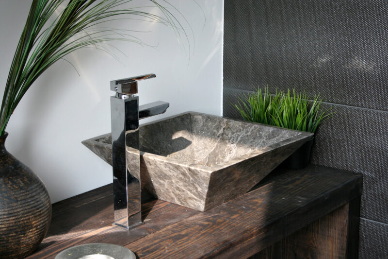 Comment faire disparaître des traces de calcaire sur une vasque en marbre ?