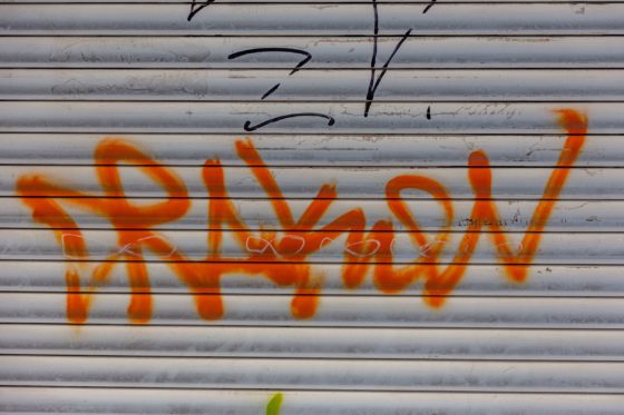 Comment effacer des graffitis sur un mur extérieur ?