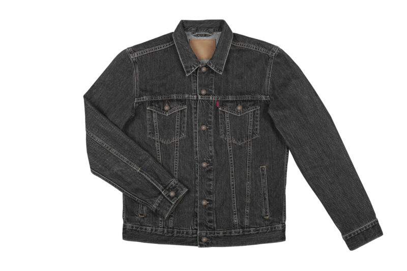 Comment raviver la couleur d'un vêtement noir décoloré ?