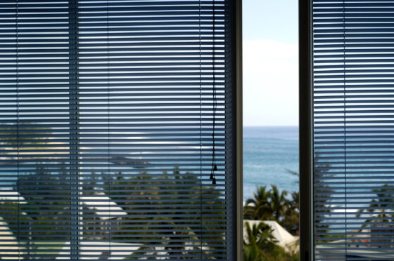 Comment nettoyer un store à lamelles métalliques ?