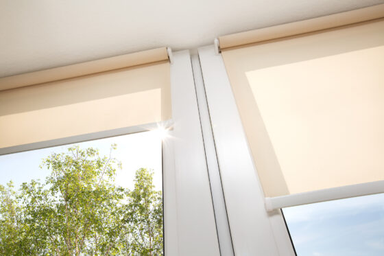 Comment nettoyer des stores en tissu non démontables ?