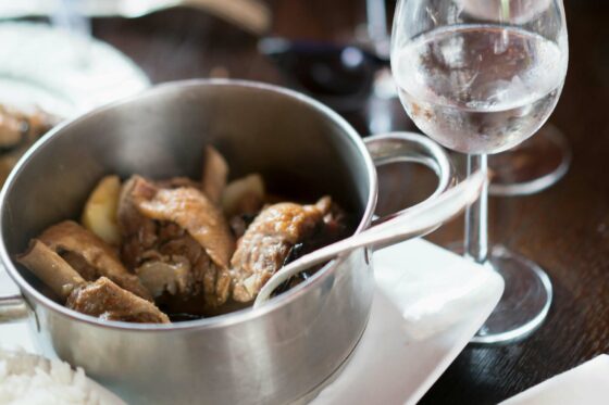 Viande cuite dans une casserole et posée sur la table