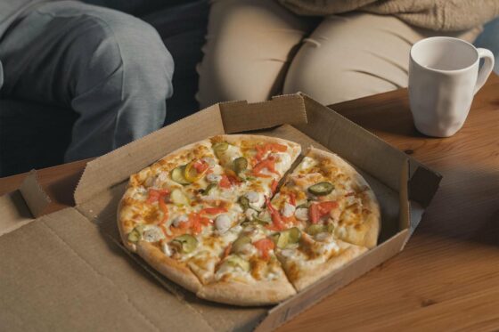Pizza posée sur une table basse