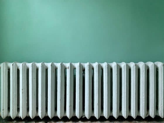 Comment décrasser un vieux radiateur en fonte ?
