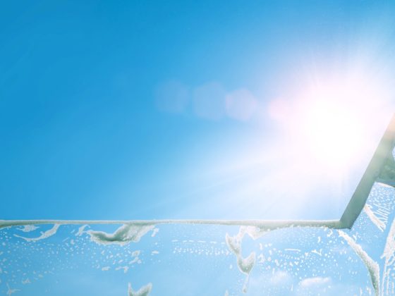 Comment nettoyer efficacement de grandes surfaces vitrées ?