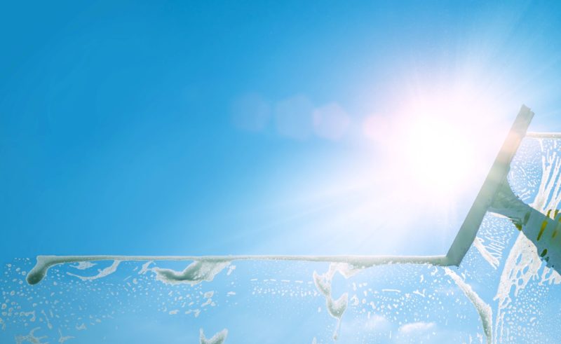 Comment nettoyer efficacement de grandes surfaces vitrées ?