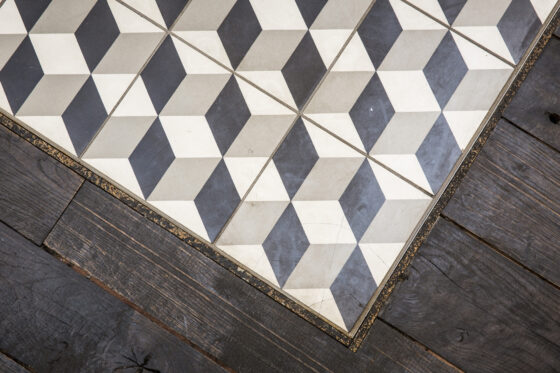 Avec quoi nettoyer un sol en carreaux de ciment ?