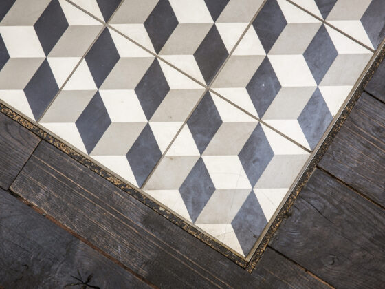 Avec quoi nettoyer un sol en carreaux de ciment ?