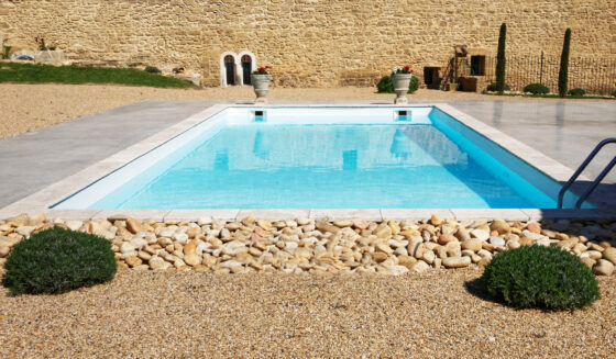 Comment nettoyer les margelles en pierre d’une piscine ?