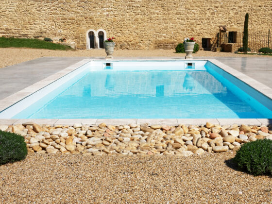 Comment nettoyer les margelles en pierre d’une piscine ?